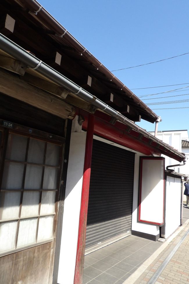 由比ガ浜通りには関東大震災(大正12年(1923年))後に建てられた日本建築の建物が並んで残っている。この通りは長谷寺の参道に真っすぐ繋がる門前町であるが、長谷寺参道前を右折すれば大仏通りになり、鎌倉大仏が鎮座する高徳院もある。通りに面した間口が同一であるからいずれも商家であったのだろう。しかし、この古民家は平屋建てでありる。通りに面した軒には2本繋げて丸桁(がぎょう)が見える。朱塗りされた丸桁がある部分にはシャッターが下ろされているので、商家だったのだろう。白木の丸桁がある部分はガラス戸になっている。<br /> 古き昔を感じさせる古民家である。<br />(表紙写真は由比ガ浜通りの丸桁(がぎょう)の古民家)