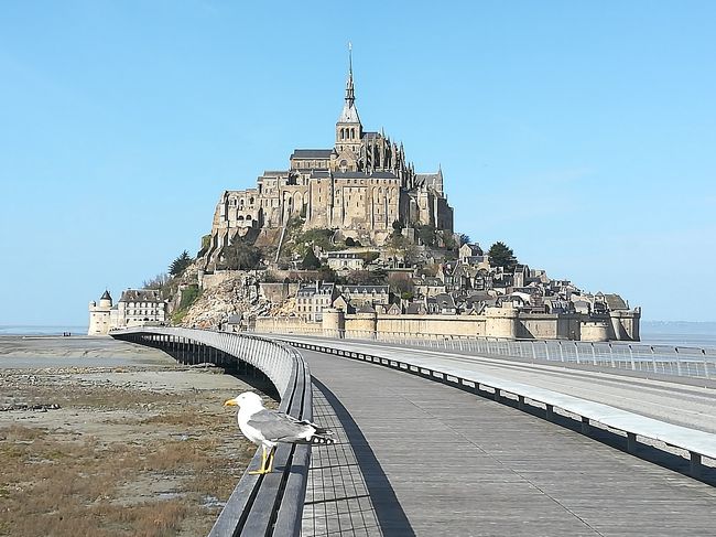 久しぶりに10連休がとれたので、海外へ。自由気ままな一人旅です。<br /><br />旅のスケジュール予定<br />◆1日目 東京→パリへ移動<br />◆2日目 パリ初日<br />◆3日目 パリ2日目<br />◆4日目 モンサンミッシェル<br />◆5日目 ブルターニュ初日<br />◆6日目 ブルターニュ2日目<br />◆7日目 パリ3日目<br />◆8日目 パリ4日目<br />◆9~10日目 パリ→東京へ移動