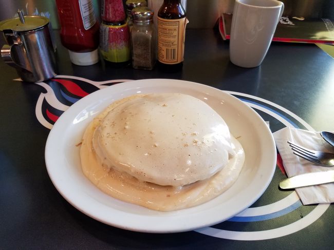 ブーツアンドキモズのマカダミアナッツソースパンケーキを求め、<br />バスでチャレンジ!<br />行列が絶えない繁盛店とのことで、オプショナルツアー(約79ドル~)も<br />検討しましたが、今回は”ザ・バス”のワンデーパス(5.5ドル)を使い、<br />訪店→約50ドルの節約!<br />前日に、アラモアセンター内のJTBプラザで、<br />ザ・バスのタイムテーブルを手に入れ、ルート・時刻表の確認。<br />まず、アラモアナセンター発、カイルア行き停留所(56・57ルート)<br />を確認し、ホテルはワイキキだったので、<br />ワイキキ→アラモアナセンター行きのザ・バスの停留所<br />(確かクヒオ通り沿いに3~5か所あったと思います)も下調べ。<br /><br />当日朝、ワイキキ:クヒオ通り沿いのバス停から出発、<br />当初、19ルートのバスに乗車予定でしたが、<br />時刻表通りにバスが来ず、通りがかりの現地の女性から教えてもらった<br />42ルートのバスが先に来た為、<br />アラモアナセンターへ行くことを確認し乗車<br />→アラモアナセンター降車後、カイルア行きバスに乗り継ぎ(56ルート乗車)<br />→カイルアへ・・渋滞もあり、約1時間で開店直後に到着。<br /><br />ブーツ&キモズは超繁盛店で9時以降に来店すると行列で数時間待ちも<br />あるので、開店直後頃には到着するバスでの来店をお勧めします。<br />*ワイキキ→アラモアナセンター(19・42・23ルート等使用)<br />*アラモアナセンター→カイルア(56・57ルート使用)<br /><br />休業日なのかと間違えるくらいの閑散ぶりで<br />即入店、既に4グループいましたが、スムーズにオーダー<br />(マカデミアナッツソースパンケーキとエッグベネディクトとコーヒー)。<br />ほとんどのガイドブックで紹介されている、<br />マカダミアナッツソースパンケーキの値段は<br />11.99ドルなのに、実際には15.99ドルでした!?<br />結構濃厚で甘いのが苦手な方には1人前は多すぎると思いますので、<br />他にエッグベネディクト・オムレツ等をシェアしながら<br />いただくと良いと思います。<br />あと、店内にATMが設置されておりますが、<br />カード支払い不可!<br />キャッシュオンリーですので、ご留意下さい?<br />?