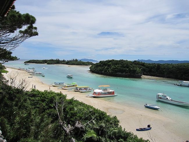 私が現在興味を持っているのが離島旅行である。　離島と言ってもハワイなどの海外ではなく国内、そう沖縄である。<br />私が沖縄に初めて旅行したのは、25才ぐらいだっただろうか。　琉球という文化に驚いた記憶がある。　そしてあの景色がなければ、ここまで沖縄にこだわることは無かったであろう。<br />　あの景色とは、ちょうど本部町付近をバスに揺られながら、ふと民家の軒先に目をやった瞬間！　赤瓦屋根の民家の屋根越しの青い海、そして手前に赤いハイビスカスの花が･･･。想像していただけるだろうか、この光景が。　何気ないこの光景を見たくて沖縄に通うのである。　しかし、通う内に何故だかこの光景が少ないことに気づくのである。　なぜだろう？　ポスターやカレンダーには当たり前のようにあるこの光景、何処に行ったらあるのだろう？　色々な本を調べたところ、沖縄古来の原風景と呼ばれるものは、離島にしか残っていなかった。<br />