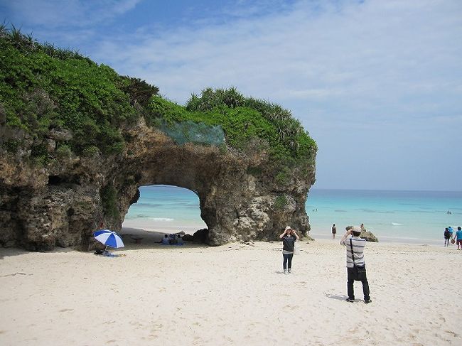 宮古島旅行　（2010年6月）<br />　沖縄離島旅行の次なる島は、「宮古島」である。訪れた当時(2010年)は、とあるテレビ局で「紳○プロデュース」という宮古島の良いところ？を紹介する番組があった。<br />　それまでの宮古島は、石垣島に隠れてマイナーなイメージが拭えなかった。しかし、この番組で一躍脚光を浴びることになるのだ。　と言っても私たちはミーハー的気分でこの島を訪れたのではない！　沖縄離島で最も人口の多い島であり、以外だが都市部を形成している。(島人ごめんなさい)　また、この島には川というものが無い、すなわち海に注がれる濁った水がないので海水が非常に綺麗である。　どのぐらい綺麗なのか確かめたい！　との思いからこの島に決定したのである。<br />