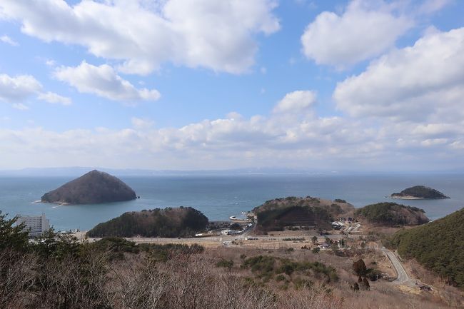 まだ雪が残る青森。青森から三沢まで、青い森鉄道に乗ってきました。<br />途中浅虫温泉で降り、次の列車が来るまでの2時間弱、名物のマグロを食べたり、海岸を散歩したり、展望台まで山道を上ったり。<br />温泉には入りませんでしたが、青森鉄道の旅と、浅虫温泉を満喫できました。<br /><br />羽田→青森、JAL、 青森でちょこっと観光<br />青森→浅虫温泉、青い森鉄道、 浅虫温泉でちょこっと観光<br />浅虫温泉→三沢、青い森鉄道<br />三沢→羽田、JAL<br />