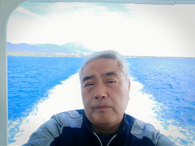 3月4日<br />前から、計画していたツーリングを,実行しようと思い立ち、明日朝出発することにした。<br />4日夜持ち物の確認とパッキングをした。<br />フイリピンで、2台オートバイを所有しているが、今回はセロー250で行くことにした。<br />フイリピンで、、高速道路を走らないのであれば、もう一台のMT-09よりセローの方が、フイリピンの旅には合っている。<br /><br />3月5日<br />250は高速を走行できないので、朝の4時にManila Pasigの家を出発する。(高速道路は400㏄以上、又朝6時から渋滞が始まる)<br />C-5を通り、メトロマニラ スカイウエーの側道を、走り南下する。<br />Batangas Port着6時30分<br />8時出航の切符(約800ペソ)を買う、Batangas Portから、Mindoro IslandのCalapan Piarに向かう。<br />カラパン港着10時30分。<br /><br />Calapanから、Roxas Cityに向かう。<br />この道は、以前に2回ほど、走っているので大体わかるので気楽(途中で昼食)<br />約150キロ位でRoxas CityのDangay Portを15時頃の(1500ペソ)フエリーに乗船Panay IslandのCatIclaNn Portに向かう。<br />CaticlanPort到着前 Boracay Islandの横を通過すると、島全体がランランと電灯がともっている。<br />きっとすごい数の観光客なのだろうなー、また前と同じにならなければ良いが<br />排水の処理施設が、完備されたとは思えない。<br />フイリピンには未だ排水処理設備はない(見たことがない)直接川か海に放流している。<br />Caticlan Port着20:00頃<br />下船の時、エンジンを駆けたら、ヘッドライトがつかない。<br />トラブル、ガソリンスタンドでバルプを交換したが、治らない。<br />仕方がないので、とりあえず今晩の宿を探すことにした。<br />暗い中ハザードランプを点灯しながら、ゆっくり走る事、30分今夜の宿を確保(1700を1500に値切る)<br />きれいなホテルでした。(FOREVER HOTEL)朝食込み<br /><br />3月6日<br />朝シートを外して、ヒューズを点検した所、切れている。<br />スペアーに交換したら、治った。(原因 中国製の安物 LED ランプが」原因)<br />朝9時に出発して、Panay IslandのRoxasに向かう。<br />Mindoro Island の Roxasと同じ名前です。<br />Face Bookで、知り合った女性の友人に会う為。<br />友人と昼食を取り、懇談する。<br />14時友人と別れ、RoxasからNegros Island Victoriasに向かうフェリーに乗る為、<br />Bayan ng Ajuyに向かう フェリー乗り場を探すのに手間取る。<br />人に聞きながら、何とかAjuy Portにたどり着くと、何かが変、人がいない。<br />たむろして居る、フイリピン人に聞くと、もう廃止になったとの事。<br />Negros Islandまで、漁船で1500ペソ出せば、渡してくれるとの事だが、この様な誘惑には乗らない。<br />船に乗った途端に、ガソリン代は別とか言い出すのが、目に見えている。<br />丁重にお断りをする。<br />Dumangasから、Bacolod行きのフェリーが出ているとの事。<br />Dumangasを目指して出発。<br />DumanGgas着夕方、又フェリー乗り場を探すのに手間取る。<br />何回も人に聞き、Google Mapを確認しながら、やっとの事でDumangas-Naluoyan Portにたどり着く着く。<br />フェリーは17時発との事<br />フェリーは定刻で出発して、21時にNegros IslandのBacolod Portに着く。<br />Bacolod Portはすごく立派な港でした。<br />ただ港を出るのにも、Port利用費を取られた。腹が立つが仕方がない60ペソ)<br />港を出て宿を探すが、なかなか見つからない。<br />大きな町なので、大通りには立派なホテルがたくさんありました。<br />下町の汚そうな所に、安宿が有った。<br />価格を聞くと、800ペソとの事、今夜はここに決めた。<br />宿で荷物を解き、シャワーを浴びでから、夕食を取る為、外に出て屋台で焼き鳥を食べる。<br />ビール320ミリを3本飲み。焼き鳥を8本食べて245ペソ(約500円)安い。<br /><br />3月7日<br />この日は朝ご飯は食べずに走り出す。<br />途中でMacで遅い朝食をとっていると、隣にコーストガードの訓練生がいたので聞いてみる。<br />Cebu Islandに行きたい事を告げてみる。<br />Dumagueteから、Cebu Island 行きのフェリーが有るとの事<br />礼を言ってから、Dumagueteを目指して走る。<br />Dumagueteには、夕方日没前には到着して、宿探すをするのと、<br />次の日に乗るフェリーPortを確認しておく。<br />1200ぺそで綺麗なホテルが見つかった。(朝食込み)<br />夕食は海鮮が食べたかったので、レストラン探しをする。<br />良さそうなレストランが有ったので、魚一匹と野菜炒めエビのバベキューとビール3本で900ペソ(高い約1900円)<br />Wifiは室で使用可能。(大体1000ペソ以上なら、室で使用可能な所が多い)<br /><br />3月8日<br />この日は8:00のフェリーに乗る為、港に急ぐ、港に着いたら、船が出航間際で船に乗れと合図している、<br />切符その他はと聞くと、とにかく乗れとの事。<br />乗車券は208ペソ +Port Sevices Feeが47ペソ 安い 良心的 手続き簡単 Good<br />船にはCebu在住の白人のハレーの連中が乗っていた。<br />同じ船に乗っていた、BMW のスクーター乗りと友達になる。<br />乗船時間約1時間でLiloanフェリーターミナル到着。<br />BMWとはCebuまで、一緒に走ることにする。<br />彼が先頭で走り出す。<br />フイリピン人には珍しく模範的な走りをする人でした。<br />途中で昼食をご馳走になり、Cebu Cityで別れた。<br />本来の予定ですと、Cebuの友人宅を訪ねる予定でしたが、事前に確認したら、息子の結婚式との事。<br />断念する。<br />今夜のフェリーの切符を手配する。<br />Cebu から、Bohol Tubigon Portまでの切符を手配する。<br />購入前に船会社の事務所が、どこにあるのかわからないので、人に聞いてみる。<br />怪しげな奴だが、とりあえずいくらか聞いてみたが、彼曰く全部で3400ペソとの事。<br />価格が高いので、Bohol行きはキャンセルすると、告げると彼はそのまま引き下がる。<br />その後、別の人に聞くと船会社迄連れて行ってくれるとの事。<br />フェリー代金は1000ペソでしたので、彼に200ペソのチップ渡す。<br />フイリピンに限らず、どこでもこの手の人間は居るものです。<br />恐れることは無いのです、丁重に断ればよい、予算がないと。<br />20時発のフェリーまで、時間が有るので友人宅を確認しに、Mactan Islandなのと、<br />Cebu Cityからの、橋の近くの所とだけ記憶にある。<br />実際に行ってみるの、すぐに見っかった。<br />フイリピンは何十年たっても、景色が変わらない。<br />これが中国なら、絶対に分からなくなるほど変わる。<br />Boholには、22:30分ごろ到着<br />港の近くの安宿を探す、すぐに見つかり荷物を解く。<br />シャワーを浴び夕食の食材を買いに行く、フライドチキンとビール2本とカップヌードルが今日に夕食<br />3月9日<br /><br />チョコレートヒル以外特に見るところもないので、Jagnaを目指して走る。<br />まずJagna PortでMindanao Island CagayAan行きの時間を聞いてみる。<br />夜22時出航との事。<br />切符を手配する。<br />オートバイ1660ペソ(人は入っていない)<br />人は700ペソだが、私は65歳以上なので、シニアー割引を要求する。<br />フイリピンID保有者は上記の割引を受けることができる。<br />結局700ペソが500ペソに割引された。<br />時間が有るので、土産屋のおばさん連中をからかい後、ターミナル前にあるMacで、昼食を取る。<br />昼食後、記念にTシャツ2枚購入、1枚170ペソ(350円位)<br />未だ時間が有るので、まず東に向かって1時間位走り、今度は反対方向に走る。<br />途中でのどが渇いたので、お店でビールを購入したら、お店の人が道の反対の簡易レストランの<br />場所を使って、休憩するように勧められたので、言葉に甘えることにした。<br />休憩していると、ご主人が出てきて、いろいろな話をした。<br />ご主人は、日本にも行ったことが有るとの事、非常に優れた国とのお褒めの言葉を頂き恐縮。<br />この先に、日本の太平洋セメントが石を採取して、日本に運んでいるとの事。<br />勧めで、見に行く、<br />山から、取り出した石を1キロ位ある、長いコンベアーを使い、不当に停泊している船に直接運ぶようになっていました。<br />守衛に日本人はいるのかと聞いた所、Cebu Cityに住んでいるらしい。<br />まーこの場所には住めないね(私は)。<br />又先ほどの店に戻り、夕食を取ることにした。<br />今度は奥さんも入り雑談する。(56歳の奥さんの職業は教師との事)<br />失礼だが、給料と退職金を尋ねたところ、給料は手取り4万円弱 退職金は200万円位)<br />焼き鳥とビールとカップニードルを食べ、雑談後フェリーターミナルを目指す。<br />1時間前に着き、ターミナルに入り乗船待ちをする。<br />22時20分出航 約7時間の船旅 到着は明日の5時ごろの予定。<br />寝る<br />車が少ない、オートバイは私だけ。<br /><br />3月10日<br />定刻通り到着 5時<br />暗い道をDabao City目指して、走る11:00頃Dabao City着<br />Dabao Cityは大統領ドテルテの出身だけあって、市の入り口で軍隊が検問を行っていた。<br />免許証とオートバイの登録書をチェック。<br />町を見て回るが見るところもない為、そのままSurIgao Cityに向かう。<br />6時頃到着してから、フェリー乗り場と宿を探す。<br />フェリー乗り場は2か所あり、郊外の方がSan Ricardo行きだった。<br />Google Map で安宿を検索<br />800ペソの安宿に宿泊<br />夕食はビール3本とフライドチキンとカップヌードルとポテトチップス<br /><br />3月11日<br />Lipata Ferry Terminalから、朝9時のフェリーに乗る。(約1時間半で到着)<br />Leyteisland のSan Ricardo Portに10時半ごろ到着。<br />何か急に家に帰りたくなったので、いつもの定宿Tabaco cityを目指して、走ることにする。<br />Samar aslandのAllen Cityを目指して、ひたすら走る。<br />お尻が痛い(年を取るとお尻の肉が少ないからかなー)<br />途中Panaon island とLayte islandを結ぶ、橋の下の海がとてもきれいで滞在しようかとも思った。<br />次回は滞在しよう。(今度は車出来て、夜釣りをしたい)<br />Layte island とSamar islandを結ぶ橋を通り,ひたすらallenを目指して走る。<br />Allenには、8時半ごろ到着 allenの街の入り口にもターミナルが有り9時出発の呼び込みを行っていたので、<br />この船でMatnogに渡ることにする。(720ペソ ドライバー込み)<br />約2時間でMatnogに到着 スタンドでガソリンを補給してから、遅い夕食にする。<br />Tabaco Cityの定宿到着は3時頃、ビールを2本飲んで爆睡。<br /><br />3月12日<br />朝10時に宿(Tabaco City)を出発。<br />走り出して直ぐ左手方向に、マヨン山が見えるが時間がないのでパス。<br />一路 Manilaに向かう。<br />Naga Cityで警察の検問に逢う、登録票を見て点検時期が過ぎていると指摘される。<br />一般の小型のオートバイは1年ごとの検査だが、250㏄は初回は3年検査と説明したて。<br />疑うなら、ManilaのYamahaに電話してくれと言ったら、了解した。<br />高速に入れない悲しさ<br />今回はLaguna de Bayを迂回する道でPasig迄帰るルートを選択した為、<br />自宅が遠い(一般道470キロ)<br />自宅到着は21時頃<br />疲れた。<br />Total走行距離2500キロ<br />タイヤ用交換時期<br />フェリー乗船回数8回<br />費用 約6万円<br /><br />フイリピンでのフェリーへの乗り方<br />*事前に出航時間を調べておく。(一度フェリー乗り場に行く必要がある)<br />*船会社は一社とは限らない。<br />*港へは出航の1時間前にはいくようにする。<br />*399㏄から、値段が違う。<br />*切符は各船会社から、購入する。<br />*大体はドライバー込みの値段。(たまに例外有り)<br />*オートバイの登録表は必ず必要。<br />*オートバイの港湾施設利用税を払う。(65ペソ)<br />*ドライバーのターミナル費用を払う(20ペソから)<br />*上記の書類を持って、最後にコーストガードのハンコを貰う。<br />(なんの意味が有るのか分からないが、ハンコがなければ船に乗れない)<br />*とにかく人に聞く(切符を買ったら、次は何処に行けばよいか、切符売りに聞く)<br /><br />持っていて、便利な物<br />*湯沸し器 (良いホテルに宿泊するのであれば不要)<br />*ダウン タイバンド(フェリーでオートバイを固定する)<br />(フェリーに有るものは、自動車用か又はロープ)<br />*マスク(絶対必要)<br /><br />夜間の走行はものすごく注意が必要。<br />(できれば走らない方が良い)<br />*道が悪い為、夜間は穴ぼこが確認できない。<br />*スピードを落とさせる為、道に柵が置いてある、ライト下向きで対向車が有る時は<br /> 直前まで確認が困難(点滅ライトなど有るわけがない)。<br />(できれば走らない方が良い)今回も3回ほど突っ込みそうになる。<br />セローのライトの対策が必要と考える。<br /><br />道路案内<br />*道路標識がない。(有っても小さく確認が困難)<br />*人に聞いても正確でない。<br /><br />警察の取り締まり状況<br />*一般道でのスピード取り締まりは行わない。<br />*前方の信号が赤でも、右折は行ってもよい。<br />*オートバイの登録書類の確認は良く行っている。<br />*侵入禁止などの取り締まりは良く行っている。<br /><br /><br />交通状況<br />*Manila周辺の交通状況は、最悪な状況。<br />*ジープニーとUV EXPRESSは最悪のマナー<br />*ジープニーと,UV EXPRESSは、デーゼルで黒煙をまき散らしながら走行している。<br />*大型トラックなども、全て日本の中古品か中国製の品質の悪いトラックの為、黒煙がひどい。<br />*ジープニーのマフラーの音がすごい。<br />*郊外の車の流れは、大体80キロ前後(オートバイもふくむ)<br />