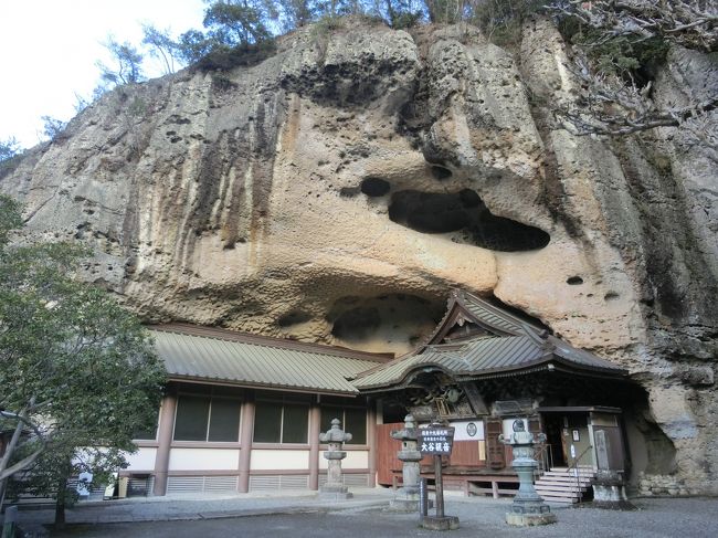 「大谷寺（おおやじ）」は「創建年不詳（奈良時代後期から平安時代初期と云われる）」で「開基不詳」の 「坂東三十三箇所第１９番札所」であり「国の特別史跡および重要文化財」に指定されている「大谷磨崖仏（撮影禁止）の所有者」である「天台宗の寺院（日本屈指の洞窟寺院）」です。