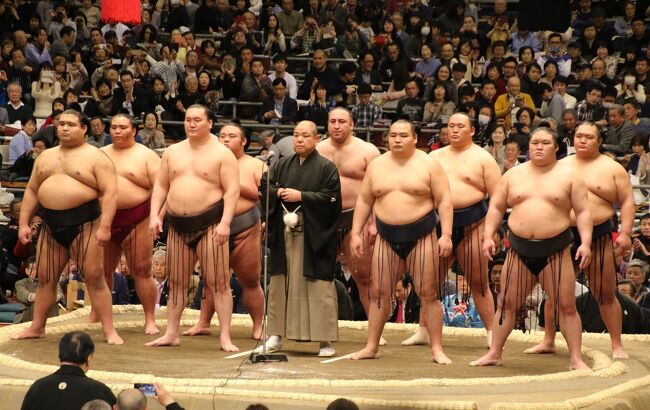 エディオンアリーナで大相撲３月場所初日を正面枡席で観戦<br /><br />横綱稀勢の里の土俵入りが観たくて枡席を予約しましたが残念ながら稀勢の里は引退してしまい３月場所では勇姿を観ることは出来ませんでした。