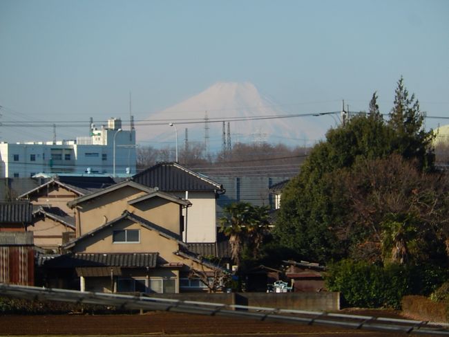 3月14日、午前7時50分過ぎにふじみ野市から素晴らしい富士山が見られました。　ニ三日前は暖かい日が続いていましたが本日は寒の戻りで大陸から高気圧が張り出したために素晴らしい富士山が見られました。<br /><br /><br /><br /><br />＊写真は富士山