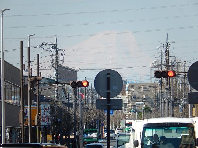 3月14日、午前9時25分頃に東武東上線の上福岡駅から素晴らしい富士山が見られました。<br /><br /><br /><br /><br />＊写真は上福岡駅から見られた富士山