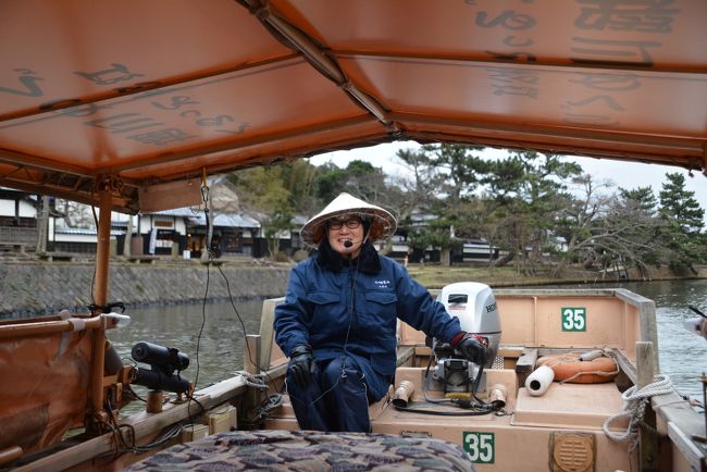 松江城址から稲荷橋、新橋を渡り小泉八雲記念館へ行きました。<br />その後武家屋敷、明々庵を見学しました。<br />夕刻最終便にて堀川遊覧船に乗船しました。<br />貸し切りでこたつに入っての観光は良いものです。<br /><br />武家屋敷、明々庵を見学しました。<br />https://youtu.be/nLZUfy6npug<br /><br />松江城、堀川めぐり遊覧船乗船。<br />https://youtu.be/vtc7hsKWc8I