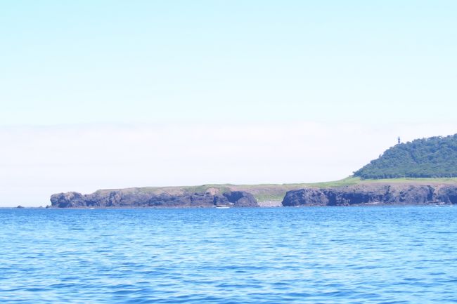 北海道・知床と川湯温泉旅行2日目。<br />猛暑の関西を抜け出して、束の間の避暑旅行でした(笑)<br />2日目のメインは、知床半島クルーズ!<br />一番見たいのは国後島。<br />生まれて初めて日本の端っこを目にします。<br />その後は摩周湖~弟子屈へ。<br />最終日は乗馬体験もしました。<br /><br />2018年8月6日、大阪空港発女満別空港着<br />6日・・網走で昼食、ウトロまでドライブ、知床五湖散策、ウトロの民宿泊<br />7日・・知床半島クルーズ、摩周湖までドライブ、屈斜路湖近くのペンション泊<br />8日・・川湯温泉で乗馬体験、女満別空港までドライブ、大阪へ