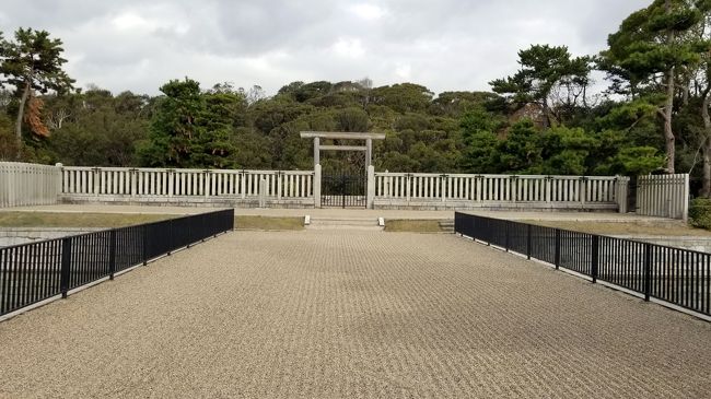 別件で大阪方面に行った帰りに「仁徳天皇陵」でお馴染みの百舌鳥古墳群へ寄ってみました。<br />堺市の観光パンフレットで「クフ王ピラミッド、始皇帝陵と並ぶ世界3大墳墓」と書いているように、「仁徳天皇陵」は、デカい!<br />これまでの「仁徳天皇陵」で思う浮かべるイメージは、上空からの全体像。<br />実際に行ってみれば、濠に囲まれた、木々生い茂る、宮内庁管理の広ーい敷地。デカすぎて全体像がよくわらない.....。<br />堺市が「百舌鳥・古市古墳群」の世界文化遺産登録をめざして頑張っていますが、できたら函館の五稜郭タワーみたいな建造物は、つくれないものでしょうかね。