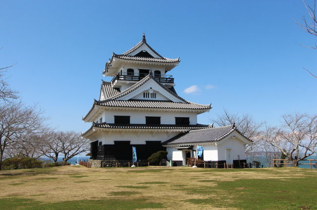 温泉に浸かりに、南房総の伊東園ホテルへ行ってきました。<br />風が強く、館山城、野島崎灯台の観光では、風に吹き飛ばされそうになりました。(笑)<br />午後３時過ぎに、房総半島の伊東園ホテルであるホテル南国に到着です。<br />翌日は、鴨川から房総スカイラインを通り、富津岬に寄っていくつもちでしたが、富津岬の突端まで行く道路が工事中で通行止めだったため、寄らずに真っすぐ帰宅しました。<br />