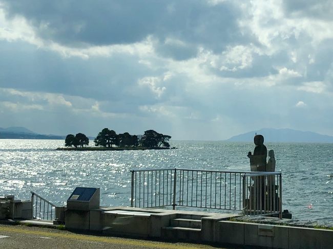 JALのマイル消化も兼ねて、ずっと行きたいと思っていた出雲大社に行ってきました。<br /><br />はじめは出雲空港から近い湯の川温泉に宿泊しようと思っていたのですが、折角なら松江観光も入れたいと思い、レンタカーなしでも交通の便がよい松江しんじ湖温泉に泊まって、出雲大社には一畑電車で行くことにしました。<br /><br />折角の松江。風情ある宿に連泊したかったので、口コミもよく部屋に素敵なお風呂の付いた皆美館のモダンルームに決定。<br />評判通りお部屋もお料理も良く、女将のおもてなしを感じられる上品な宿でした★<br /><br />出雲大社を訪れた日は雨だったのですが、「雨の方がご利益がある。」と現地の方数名に言われました。<br />雨の日は神様が外に出ずに本殿で留守番されるから、とのことでした。<br />また、神様は雲に乗って移動されるため、雲が多い方が良いとも聞きました。<br /><br />念願の出雲大社はもちろんですが、情緒ある松江の町並みを夫が特に気に入って大満足の小旅行でした。