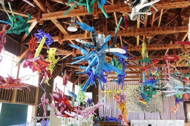 【表紙の写真】絵本と木の実の美術館<br /><br />東京から関越を使って新潟県の越後妻有(十日町市、津南町)へ<br /><br />越後妻有といえば、3年に一度開催される、世界最大規模の国際芸術祭の【大地の芸術祭】がなんといっても有名ですね。一般的に、3年に一度開かれる芸術祭をトリエンナーレといいますが、越後妻有トリエンナーレという名前でも知られています。<br /><br />中心的なエリアの十日町エリアで、<br />拠点施設という恒久施設が2つあるので、その2つに行ってきました<br /><br />(1)越後妻有里山現代美術館キナーレ http://smcak.jp/<br />京都駅や札幌ドームも設計した建築家・原広司氏の作品<br />コンクリート打ちっぱなしの正方形の建造物で、なかは、吹き抜けの池になってます。大地の芸術祭全体の拠点的な存在でもあります<br /><br />(2)絵本と木の実の美術館 http://ehontokinomi-museum.jp/<br />2005年に廃校になった真田小学校を利用して、<br />2009年7月に開館した美術館<br />絵本作家の田島征三氏の手による廃校全体を利用した絵本の世界<br /><br />◆2018年7月29日 - 9月17日に開催の第7回大地の芸術祭 越後妻有アートトリエンナーレで、キナーレを再訪しました。<br />【大地の芸術祭 2018】<br /> (1)里山現代美術館キナーレ<br /> https://4travel.jp/travelogue/11410215<br /> (2)廃校温泉ホテル かたくりの宿<br /> https://4travel.jp/travelogue/11410224<br /> (3)清津峡渓谷トンネルと倉庫美術館<br /> https://4travel.jp/travelogue/11410228<br /> (4)レンタカーで巡った屋外アート(十日町、中里、川西エリア)<br /> https://4travel.jp/travelogue/11424154<br />