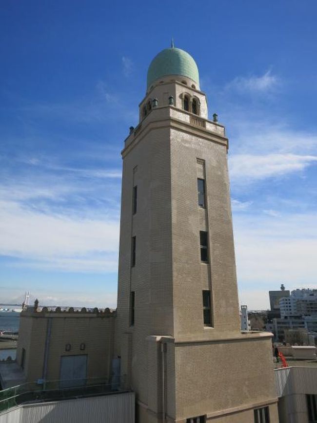 みなと横浜自慢の３つの塔をご存知ですか？<br />威風堂々とした「神奈川県庁の塔」、そのそばにある白くて柔らかいフォルムが美しい「横浜税関の塔」そして、その二つの塔を見守るように建つ「横浜市開港記念会館の塔」。<br />かつてこの３つの塔は、横浜港に向かう船からよく見えたそうで、船乗りたちからも「キング」、「クィーン」、「ジャック」と呼ばれ親しまれていたそうです。今は大きなビルなどに視界が遮られ、海から３つの塔を一緒に見るのは至難の業。それでも、その愛称と共に今も横浜市民に愛されています。<br />いつの頃からか、横浜市がこの３つの塔を大切な観光資源とするようになり、ついには３月１０日は「横濱三塔の日」（3と10だから）として、いろんなイベントが開催されるようになりました。<br /><br />今年は、ジャックの塔に登る企画があったり、クィーンと呼ばれる横浜税関も、これまで一般公開されなかった６階の屋上に上ることができたり、創建当時の状態に復元された３階の保存室も見られたりと盛りだくさん。<br />３塔を愛する横浜市民としても、歴史的建造物好きとしても、たまらない企画に、カメラぶら下げ意気揚々と出かけたのは言うまでもありません。<br /><br />先着３００名に限定されていたジャックの塔に登ってから、人数制限なしのクイーンへと向かいました。<br /><br />ジャックの塔の様子はこちら　https://4travel.jp/travelogue/11468608<br /><br />※横浜税関（クィーン）の特別公開はこれに先立ち１月２６日にも開催されました。もちろんその時にも行ったので写真は２日間のものが混在してます。