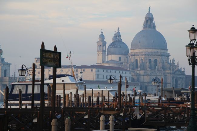 舞台をイギリスからイタリアに戻します。<br />あと、いろいろと書かないといけない旅行記が多いんで頑張って1日分にまとめました。<br /><br /><br />この日は朝からヴェネツィアを廻ります。やはり見込んだ通り、冬の朝の時間帯は人がいないので、観光がしやすかったですね。<br />その後は、鉄板のサン・マルコ寺院をみたり鐘楼に登ったりなどなど。<br />最後には新しい年を迎えるべく、カウントダウンに参加しました。<br /><br />0日目　21：25　NRT－<br />1日目　03：35　IST　ターキッシュエアラインズ主催ツアーイスタンブール参加　<br />17：20　IST－VCE　18：00(この便は遅延)<br />2日目　ヴェネツィア観光<br />3日目　ヴェネツィア観光　カウントダウン参加←<br />4日目　ヴェネツィア観光<br />5日目　ヴェネツィア観光　19：00　VCE－IST　23：25<br />6日目　02：00　IST－NRT　19：40　