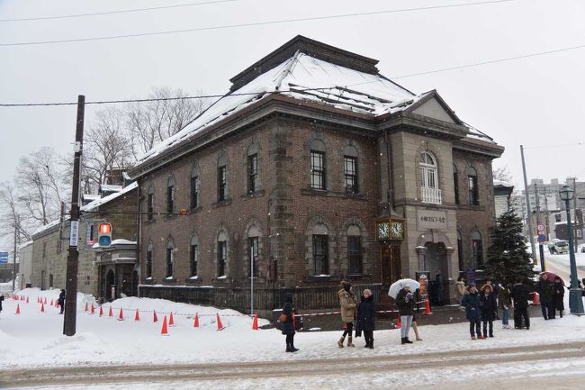 旅行記の概要<br />北海道のふっこう割を使って、雪の降る冬の北海道を満喫してきました。<br /><br />初日に、旭山動物園でペンギンのお散歩などかわいい動物を見て、2日目は定番の小樽観光、3日目も引き続き小樽運河などのメジャースポットを見学し、4日目は藻岩山、時計台などの定番観光スポット巡りです。<br />真冬ということで、結局ほとんど雪が降っていましたが、北海道ならではのおいしい食べ物もいただき、大満足の北海道旅行でした！<br /><br />今回は2日目です。<br />旭川駅　→10:00発　JR特急ライラック　→札幌駅　→タイムズレンタカー　→小樽へ（大雪で高速道路通行止め）　→小樽観光（ルタオ、北一硝子）　→小樽バインで夕食　→小樽グランドパーク宿泊<br /><br /><br />1日目：AIR DOの6:40羽田発→旭川空港へ　→ニッポンレンタカー　→旭川空港見学　→旭山動物園でペンギンのお散歩見学　→らーめんや天金で夕食　→旭川OMO7宿泊<br />■旅行記1日目<br />https://4travel.jp/travelogue/11461406<br /><br />3日目：小樽運河観光　→　札幌へ　→回転寿司トリトンで夕食→　→ANAクラウンプラザホテル札幌宿泊<br />■旅行記3日目<br />https://4travel.jp/travelogue/11472681<br /><br />4日目：藻岩山ロープウェイ　→札幌時計台　→新千歳空港　→花畑牧場ラクレットで夕食　→ANA新千歳21:15発で羽田へ<br />■旅行記４日目<br />https://4travel.jp/travelogue/11474446