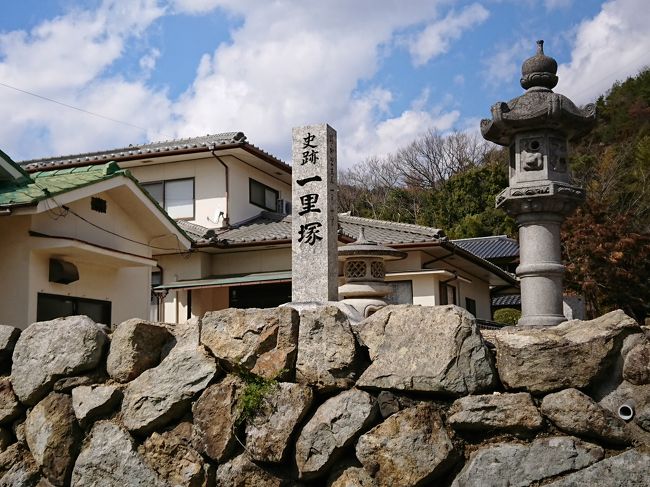 2回目の山陽道古道を歩く会に参加しました。私にとっては2回目で、実は4回目だそうです。刀で有名な長船駅から香登駅まで8ｋｍ程度の距離を歩きました。スマホのアプリを見ると17560歩歩いていました。老体にはややきつい。長船町にある備前福岡は中世山陽道隋一のにぎわいを誇っていた場所だったそうです。鎌倉中期に書かれた一遍聖絵の絵は当時の福岡の市の繁栄を物語っている。鎌倉時代から江戸時代まで繁栄していたらしい。関が原合戦において勝利に貢献したとして筑前国を与えられた黒田長政はこの国の名前をとって福岡と名付けたそうです。