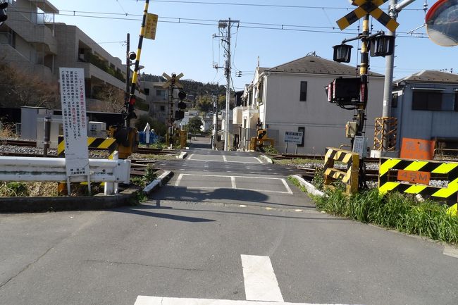 　JR北鎌倉駅から大船駅側に進んだところにある踏切が「権兵衛踏切」だ。車も渡る。JR北鎌倉駅の周辺には「北鎌倉第一踏切」や「第三鎌倉道踏切」がある（https://4travel.jp/travelogue/11466463）が、「権兵衛踏切」も正式名称だ。<br />　バス通り（県道21号線、鎌倉街道）と線路沿いの小路を結んでいるのが権兵衛踏切だ。また、直進すると階段になり、この階段を上り切ると大船に入る。坂道と階段とで山ノ内と狭い大船を挟んで高野を結んでいる。勿論、人だけしか通れないのだが…。この道は大船高通学路にもなっている。ただし、JR北鎌倉駅の「臨時口」改札から出ないと遅刻するだろう。JR北鎌倉駅からバス通り（県道21号線、鎌倉街道）に出て、「権兵衛踏切」を渡っていたのでは大廻になる。さりとて、「緑の洞門」は何年も閉鎖されており、通ることができない。「臨時口」改札は必要度が高いために造られ、いつも警備員が1人立っている。<br />（表紙写真は権兵衛踏切）