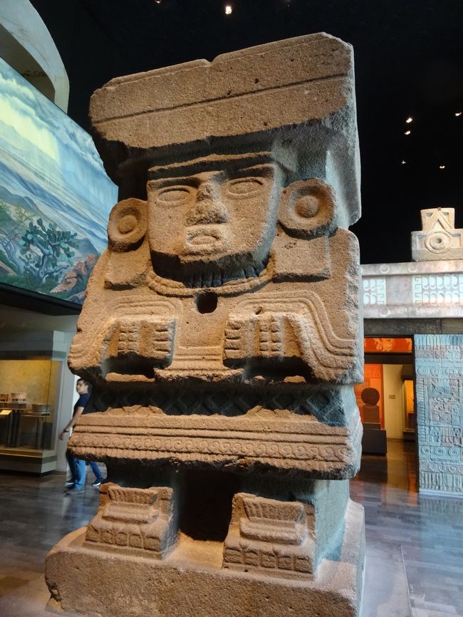 国立人類学博物館<br /><br />ここはメキシコを中心とする中央アメリカのスペインが来るまでの歴史を一堂に集めた博物館である。<br /><br />・入場料：75ペソ（日本円で600円くらい）<br />・場内撮影：可（フラッシュ禁止）<br />・所要時間：半日以上（とにかく展示品が多いので、じっくり見ると2日以上かかるだろうが、駆け足で見ても半日は時間はとりたい）<br /><br />こんな博物館ですたが、前日は20時間以上のエコノミー席、はじめてのメキシコシティで少々緊張し、この日は早朝からテオティワカンでピラミッド2つ登頂とおっさんにはかなりこたえるスケジュールで、ここに来るころにはヘロヘロになってしまった…。<br /><br />気力で撮った写真と、薄らいでいく意識の中で残った記憶を基に出来るだけ時代ごとに分類して紹介して行こうかと思いますが、記憶が…。<br /><br /><br />一応、この博物館の様子は4部作を予定しています。<br /><br /><br />まずは入場、先古典期とつい数時間前までいたテオティワカン時代の所蔵品から。<br /><br /><br /><br /><br />いや～～、やっぱり博物館っていいもんですね～～～