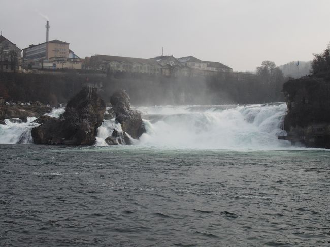 ラインの滝はライン川で唯一の滝といわれ、西ヨーロッパでも最大級の滝といわれています。滝の場所はスイス北部のドイツとの国境に近い場所にあります。多くの滝がある日本からすると大したことはないようですが、滝の高さ自体は、大したことはありませんが、水流、川の横幅はたしかに見るべきものがあります。