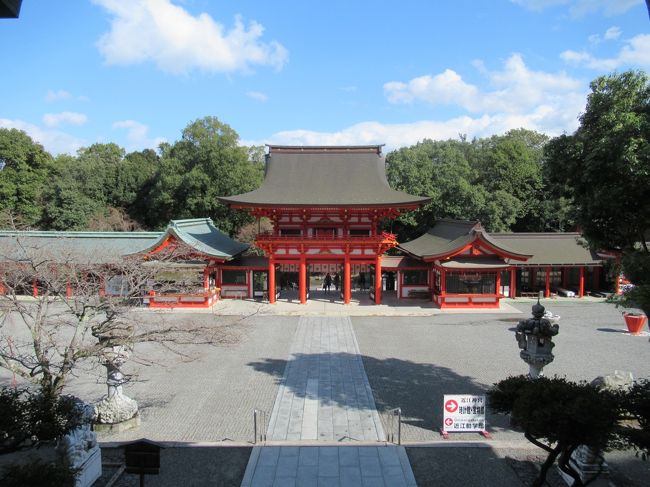 近江神宮へ行きました、この神社は天智天皇を祀る神社です。<br />敷地が広く、かなり見ごたえがあるようです。<br />あいにくの天気で、雨天時々晴れという、破天荒で荒れ模様な天候でした。<br />人出は少なく、とてもスムーズな様子です。<br />アクセスはとても良く、京都市営地下鉄、烏丸御池駅から東西線に乗り換え、京阪電車京津線と直結で運行しており、浜大津で乗り換えで済みます。<br />凡そ、１時間弱で近江神宮駅に到着できます。<br />帰路は、三井寺に寄り、これもかなり古いお寺で堪能しました。<br />山頂のお寺からはとても眺望が良く、琵琶湖が眺められます。<br /><br />近江神宮　http://oumijingu.org/　<br /><br />三井寺　http://miidera1200.jp/　<br /><br />京阪電車　京津線　https://www.keihan.co.jp/　<br /><br />