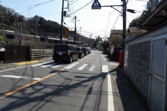 　JR北鎌倉駅からバス通り（県道21号線、鎌倉街道）を建長寺方向に進むと浄智寺の入口を過ぎたところに第三鎌倉道踏切がある。一般には「明月院踏切」と呼ばれている。<br />　バス通り（県道21号線、鎌倉街道）と並行して走っている横須賀線がこの辺りで右にカーブして尾藤谷に入り、トンネルを潜る。踏切には黄色に黒線のバーがあり、電車が近づくと道路を遮断する。このバーは短い方が開閉し易く、そのために道路を斜めに横切る踏切にも道路と直角にバーがおりるように設置されることが多い。建長寺側から来て、この踏切を渡ろうとするとカンカンと警笛が鳴り、立ち止まる。しかし、下りて来るバーが後ろにあり、バーと踏切の間に取り残されてしまった。一般には踏切部分に入ってしまっていると言われる。しかし、踏切を通る線路までは十分に開いており、安全に思う。さりとて、バーを乗り越えて外に出るだけの元気はない。<br />　この第三鎌倉道踏切の建長寺側の第六天社側には「安倍晴明大神」の石碑（https://4travel.jp/travelogue/10643760）が建っている。これより大きな石碑が第六天社の鳥居脇に建てられている。<br />（表紙写真は日曜日で渋滞する第三鎌倉道踏切）