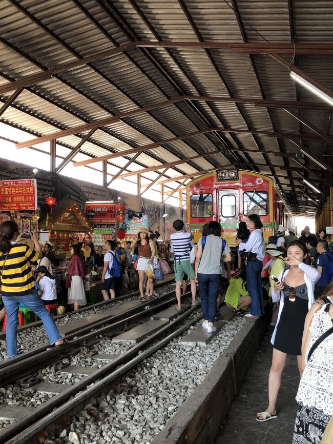 タイの痺れるカオス地帯を体験すべく、電車を乗り継ぎあるところへと向かった。<br />『メークロン線折りたたみ市場』へ。<br /><br />こ、ここは‥聞きしに勝る凄さ・・・だった