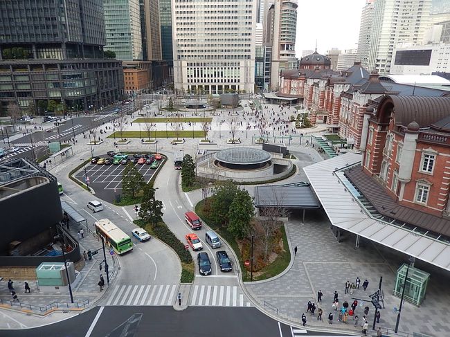 3月17日、昼食後、午後1時45分頃に6階のルーフガーデンに出て周辺の風景を写真撮影しました。 東京駅丸の内広場が完全に整備されてから初めて見ることになり良かったです。 それから、日本橋、京橋付近の新しいビルも見られて良かったです。<br /><br /><br /><br />*写真は東京駅前広場
