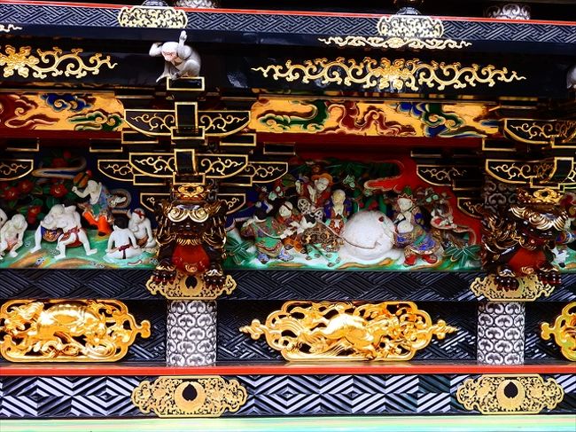妻沼聖天山歓喜院の本殿である聖天堂は,1760年に作られた装飾建築で,ミニ東照宮として知られています.現在では国宝に認定され,保存修理の後で一般公開されましたが,まだ生憎一部の工事が終了しておらず,残念ながらあちこちがブルーシートで覆われていました.熊谷駅からは約11km,籠原駅からだと約8kmくらいあるので,バスを使って行くのが一般的ですが,私は他の場所も回ってみたかったので,敢えてレンタル自転車でチャレンジしてみました.熊谷~妻沼聖天山~別府沼公園~籠原~熊谷と回って約30kmくらいの行程だったと思いますが,熊谷一帯は平坦地で坂がないため,十分自転車でも回れる範囲でした.