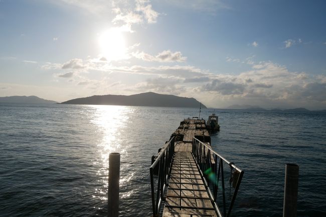 瀬戸内海岡山、笠岡諸島の真鍋島<br />いつか行こう、いつか行こうと<br /><br />学生の頃、旅と言えばユースホステル<br />安い、親からしたら安全、安心だから GOしてくれ最初のユース旅は中学生小海線の清里ＹＨが最初だった<br />もち最年少、皆大学生とかの大人の世界<br />新鮮すぎてバクバク<br />面白っ！ハマった<br />と言うより、もう無くなるSLを追っかけての中学生全国ツアーのスタートの小海線<br />北は北海道の標津ＹＨ、南は日南青島子供の国にあった青少年会館ＹＨに泊まり無くなりつつあるSLを追っかけてた<br /><br />そこから放浪癖が始まったな<br />南へ南へ、あの頃から今に続く竹富島の高那ＹＨ<br />あの夜、たった一晩飲み明かした、大阪のO君、浜松の鉄ちゃん、インド行ったまま消息不明のヘルパーだったＵ君<br />Ｕ生きてんかい？？<br />と今に繋がっるマブ達<br /><br />思いは馳せる<br />礼文の桃岩ＹＨ、そしてここ真鍋島に三虎ＹＨと言う伝説的なユースがあった<br />気になっていたまま学生時代も終わり、たまに地図を見て思い出す、いつか島だった<br />ユースも時代の流れとともにその役も終わりつつ、三虎も島宿に変身して行った<br />真鍋島ではなく三虎に行きたい<br />そんな想いの島旅<br />いつか、いつか、をやっと訪ねる島だった