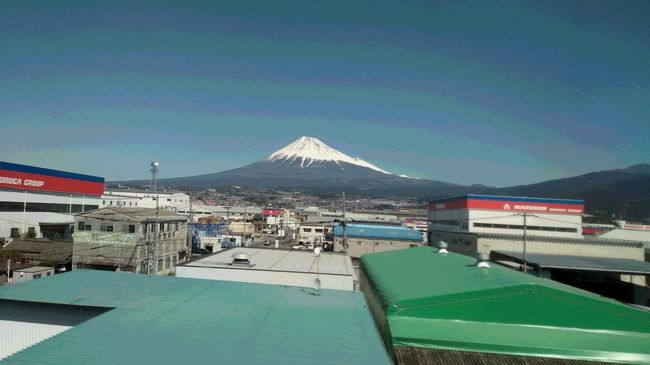 朝7時に倉敷をでて、14時36分に燕三条着で帰りました。途中の車景で見る富士山です。いつもながらきれいです。私たちも遠めの方がきれいかも？