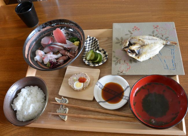 「新しいお店が出来たようなので、見て来てくれない?」と、妻からの指令が出たので、さっそくお邪魔しました。<br />このへんの会話で、家庭内の力関係は・・・、ご想像のとおりの、わが家です ^^;)<br /><br />さて、本題へ。<br />今年の1月後半、柴漁港近くの住宅街の中に、お店がオープン。<br />一本路地に入っているので、その前を通ることは、まずありませんし、住宅の内装を変えているので、普通の一軒家のようですので、なかなか気づかないと思います。<br /><br />でも、ご主人の腕とセンスは、かなりのものとお見受けしました。<br /><br />では、今日の美味しいランチの様子です。<br /><br />HPは無いそうですが、インスタをやられているそうです↓<br />https://www.instagram.com/umi_syokudou_kigawa/<br /><br /><br />追記:4月に伺った夕食の様子は、こちらです↓<br />https://4travel.jp/travelogue/11480276<br />