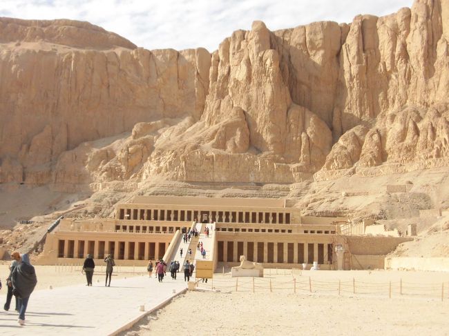 念願のエジプトにツアーで行って来ました。<br /><br />６日目・・<br />ルクソール神殿・・<br />　ナイル東岸は日が昇るところ　そこに「生」を表す２つの巨大神殿ルクソール神殿は、アモン神の妻ムート神を祀った神殿です。<br /><br />カルナック神殿・・<br />　約4000年前にアモン神を祀って建てられた神殿で、東西540m、南北600mの世界最大の神殿建造物と言われているそうです。<br /><br /><br />ハトシェプスト女王葬祭殿・・<br />　紀元前1500年頃の古代エジプト唯一の女王を奉る葬祭殿<br /><br />王家の谷・・　　<br />　ラムセス 9世⇒ツタンカーメン⇒三世⇒メルエンプタハの順に回りました。<br /><br />７日目・・<br />ルクソールからカイロまで飛行機で移動。<br />モハメッドアリモスクを見て空港に到着。<br /><br />ドバイで乗り継いで関空にエミレーツのバスで名古屋まで行き、家に着いたのは０じを回りそうでした。<br />