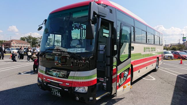 所属:日東交通(株)鴨川営業所<br />車種:ジェイバス(いすゞガーラ)<br />ハイデッカー、トイレ付(進行方向、後部左側)<br />52人乗り(正座席42+補助10)<br /><br />主な運用路線<br />「アクシー号」浜松町・東京駅~安房鴨川駅・シーワールド・亀田病院<br />「シーバレー号」渋谷マークシティ~安房鴨川駅・シーワールド・亀田病院<br />(シーバレー号は二子玉川発着だが、2019年3月現在、二子玉川発着便は全て東急トランセによる運行のため、通常は乗り入れない)<br />「カピーナ号」千葉駅~安房鴨川駅・シーワールド・亀田病院