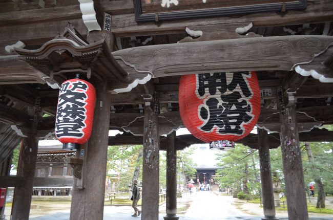 日本三景の一つ、天橋立は丹後の地にあります。ここはまた、蟹の名産地でもあります。毎年十一月から三月にかけては蟹の季節ですから、近畿圏一円から蟹を食べに来る人で賑わいます。付近には日本三文殊の一つ、知恩寺さんもあって参拝者が絶えません。