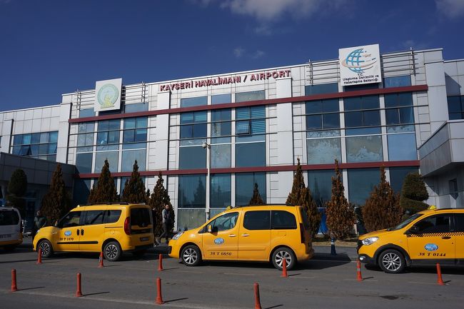 治安の状態から、縁はないのかな？と思っていたトルコに行くことが出来ました。カッパドキアとイスタンブールを訪問しました。<br />画像は、カイセリ国際空港です。<br /><br />1日目…トルコ旅行記～2019 イスタンブール編～その1<br />2日目…トルコ旅行記～2019 カイセリ編～→トルコ旅行記～2019 ウルギュップ編～その1→トルコ旅行記～2019 オルタヒサル編～→トルコ旅行記～2019 ウルギュップ編～その2<br />3日目…トルコ旅行記～2019 バルーン編～→トルコ旅行記～2019 ギョレメ・パシャバー・デヴレント編～→トルコ旅行記～2019 アヴァノス・ギョレメ・ウチヒサル編～→トルコ旅行記～2019 ギョレメ編～<br />4日目…トルコ旅行記～2019 ウルギュップ編～その3→その4→カイセリ空港→サビハ・ギョクチェン空港→イスタンブール(泊)<br />5日目…イスタンブール観光(泊)<br />6日目…イスタンブール観光(泊)<br />7日目…アタテュルク国際空港→ドイツ/フランクフルト国際空港→<br />8日目…関西空港