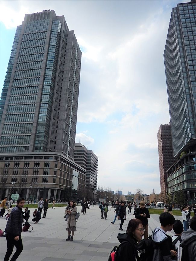 3月17日、午後2時過ぎに東京駅丸の内駅前広場を通りました。　多くの旅行客が駅前で記念撮影をしているのが見られました。<br /><br /><br /><br /><br />＊東京駅駅前広場から見られる丸の内ビルと新丸の内ビル