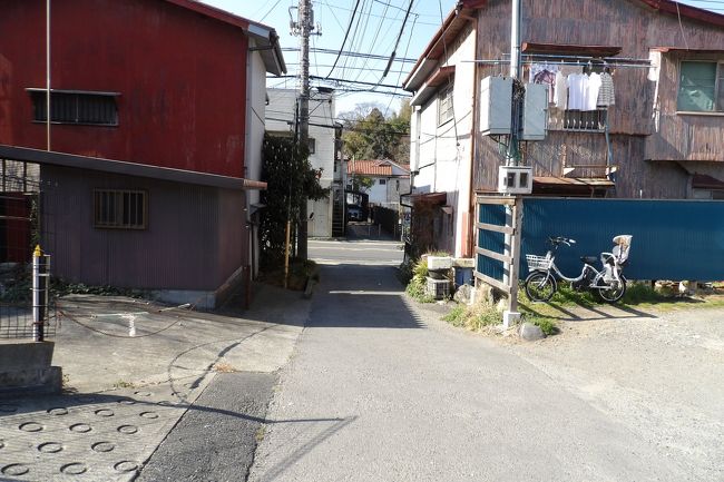 　JR北鎌倉駅ホーム下には裏小路があるが、実は雲頂庵の参道と山ノ内八雲神社の参道であることが判明した。<br />　この雲頂庵へ向かう裏小路には「北鎌倉　紫陽花の小径」と「北鎌倉　集真藍の小径」の2つの名が付けられている。名前は1つであるべきだ。ここまで来るとさすがに迷惑だ。<br />（表紙写真は雲頂庵参道入口）