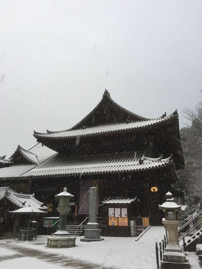 2018年2月。<br />近鉄電車にて。<br />長谷寺。<br />雪の中、朝の勤行に参加しました。<br />雪が勤行の雰囲気をより厳かなものにしてくれて、寺からの眺めも最高でした！