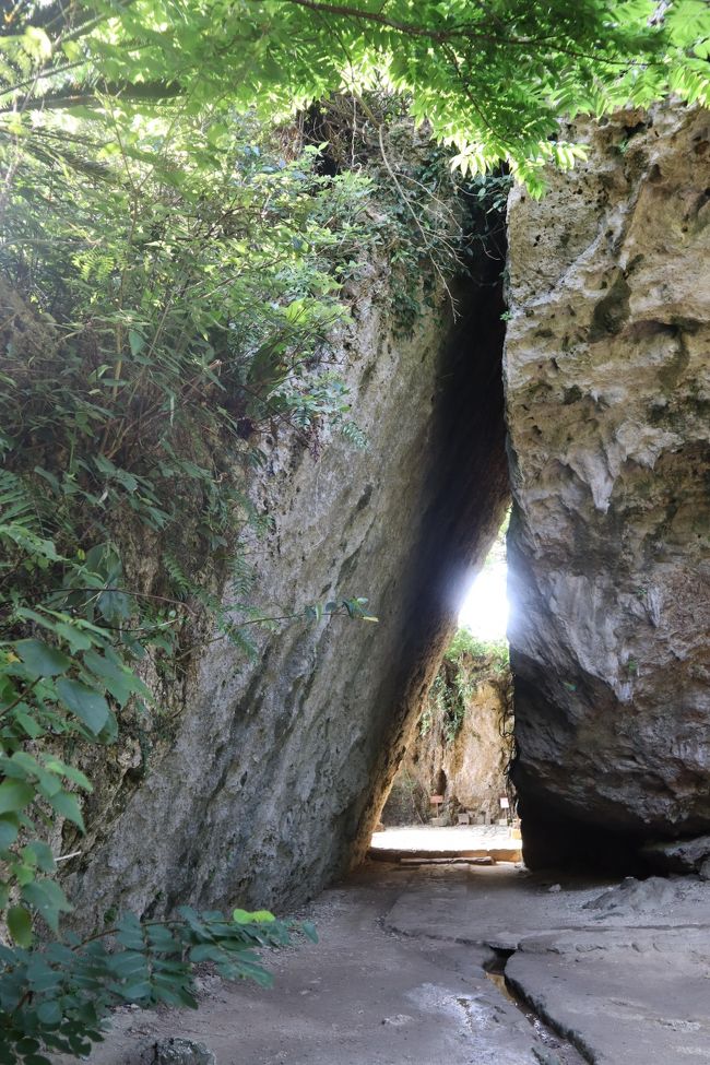 沖縄といえば、美しい景色と温かい人情、美味しい食べ物、その土地で育まれた独特の琉球文化、そして忘れてはならない過去の悲しい出来事…多面性を併せ持ち、特別な存在感のある場所。<br /><br /> 平成最後となる今のうちに、現在の沖縄をしっかりと見て、風を感じておきたくなりました。<br /> <br /> 本土をレンタカーでぐるりと廻り、沖縄の様々な表情を見て感じた4日間の旅の記録です。<br /><br />じゃらんネットにて予約:<br />「飛行機+ホテル(朝食付・3泊分)+レンタカー」