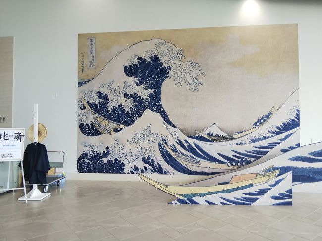 島根県立美術館で開催されている新・北斎展を見に行きたいと思っていたのですが、やっと、都合がついたので、東広島市から片道約150kmの日帰りドライブしました。昨年夏にも山陰に行ったのですが、その時に購入した、ぐるっと出雲路ご縁PASSの使いきれなかったチケットを使うのも今回のタスクです。<br />国道375号線を北上し三良坂から高速に乗りました。いつものことですが、高野で一旦降りて道の駅に寄ります。タイヤ規制はありませんでしたが、雪景色だったのには驚きました。<br />松江に着くのが11時頃になりそうだったので、先に早めの昼食をとることにしました。昼食は中国山地蕎麦工房ふなつ。ナビ使ったのですが、分かりにくかったです。蕎麦は美味しいですが、ツルツルではなく、ボソボソ。好みが別れるかもしれません。<br />見に行った北斎展は後期ですが、前期とはほとんど入れ換えだったのは知らなかったので、前期も見に来れば良かったと悔やまれます。六本木ヒルズとパラで開催しているので、前期と後期が逆になっているのでしょうね。<br />その後、大根島の由志園に行きました。ボタンの館のボタンは見事だったのと、假屋崎省吾さんの作品展示、日本庭園が見所でした。でも、いくならボタンの時期でしょうね。<br />帰りには雲南吉田のたたらば壱番地に寄って帰宅しました。この道の駅はこじんまりしていますが、オリジナルなものが多くて、お気に入りです。