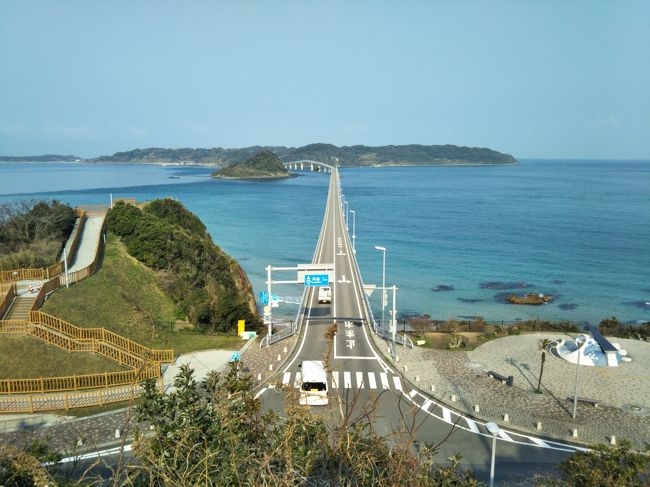 日本の橋・第一位に選ばれた橋『角島大橋』に出掛けて来ました。<br />名古屋から夜中に出発して740キロを走破して朝の4時頃に到着しました。<br /><br />あの引っ越し会社のコマーシャルで見た海の色エメラルドグリーンというのかコバルトブルーというのか沖縄以外の日本であんなに綺麗な海水の色は見た事が有りません。<br />それも日本海です。<br />出掛けた当時は写真の通りの海水の色でした。<br />実物の海水の色を見ると「こんな色の海水が有るんだ」と一瞬疑うほどの感動でした。<br />橋を設計した方が海の色を生かす橋の形と配色に工夫(白色に統一)がされています。橋を目立たさない工夫にも注がれたそうです。<br /><br />現在映画のロケ等で有名になって居るようです。<br /><br />橋の全長が1780メートル<br />島の人口は1000人<br />本土側に有る学校に通っていた生徒達は海が荒れると授業が残っていても渡船に乗って島に帰っていたそうです。<br />