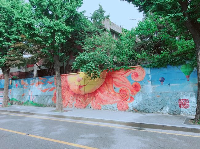 韓国『北村付近』に行った時、オシャレな通り道を発見^ ^<br />街は落ち着いて、ゆったりした雰囲気が気に入りました。<br />なんとなく付近をぶらぶらしているとこんな素敵な出逢いがあるなんて♡