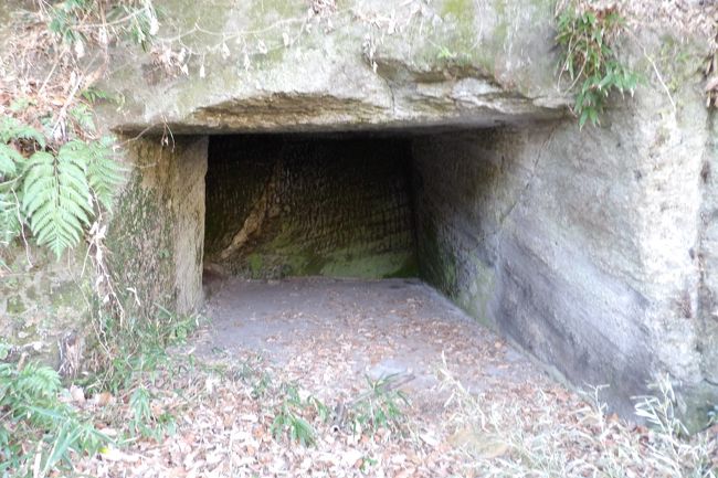 　北鎌倉の十王橋と梶原を結ぶ瓜ヶ谷通りは、坂道から右に折れ田圃沿いの階段を上って山ノ内配水池に向かう道と、左側の竹藪から棚田の畦道を通って蛇居ヶ谷切通を通り、海蔵寺裏に抜ける道に分かれていた。現在では道路が開かれて、S字坂を下って梶原の平地に下りて行っている。<br />　民家がある田圃沿いの階段までは旧道を車が走っているのだろう。道は鎌倉らしい狭さである。しかし、元々は瓜ヶ谷通りにはお屋敷が多く建っている。戦後になってからは団地もできた。この団地を通り抜けて台峰ハイキングコースに入れる。また、最近では通りに狭い敷地に建て売り住宅も売り出されるようになった。この団地の入口にあるやぐらは珍しく整理されている。かつては自転車が置かれたりしていたのだが、これならば鎌倉時代の遺構としての扱いだ。<br />　瓜ヶ谷通りからは田圃も見える。山ノ内（北鎌倉）にある3ヶ所の田圃のうち、唯一、通り沿いにあり、誰でも気が付く。鎌倉で唯一田圃が広がっているのが瓜ヶ谷通りである。<br />（表紙写真は瓜ヶ谷通りにあるやぐら）