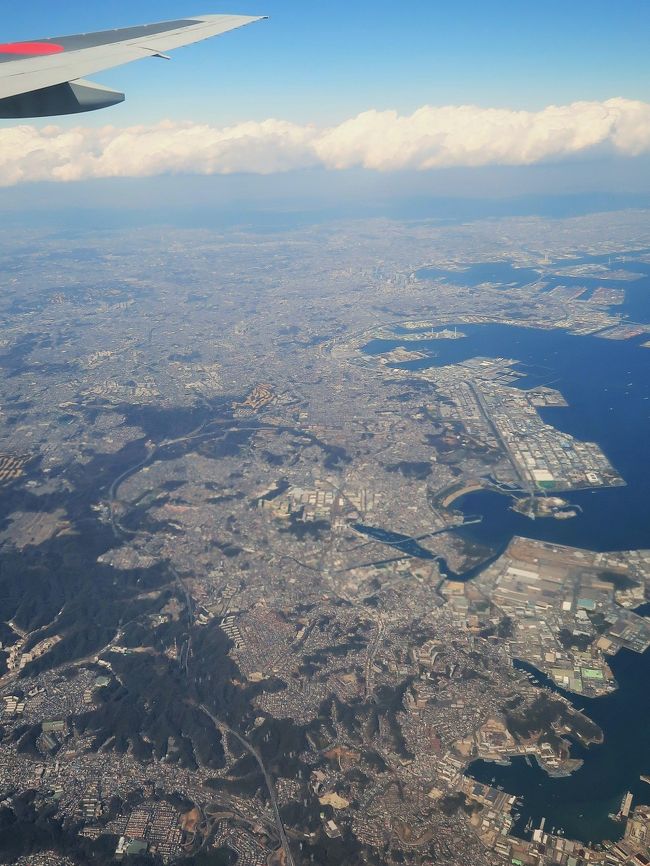 湘南（しょうなん）は、神奈川県の相模湾沿岸地方を指す名称である。語源は、かつて中国にあった洞庭湖とそこに流入する瀟水と湘江の合流するあたりを瀟湘と呼びその南部に似ていたことから瀟湘と（洞庭）湖南より一字ずつを取り湘南としたとされている]。<br /><br />中世中国の湘南では禅宗が発展し、そのメッカ（聖地）であった。 現在の日本では「湘南」とは主に神奈川県相模湾沿岸を指すが、うち禅宗を保護した鎌倉幕府の拠点「鎌倉」は、日本の禅宗の中心地ともなった禅宗と非常に密接な関係を有する土地でもある。 <br />平成期に神奈川シープロジェクトにより湘南の定義は、神奈川県の市町村単位ではなく沿岸地区地方を指す名称となり、新湘南・湘東と西湘からなる。 鎌倉や江の島などは観光資源が豊富で観光集客力が高く、長く昭和期のマスコミによるイメージが残る。<br />（フリー百科事典『ウィキペディア（Wikipedia）』より引用）<br /><br />ＪＡＬ　については・・　　https://www.jal.co.jp/