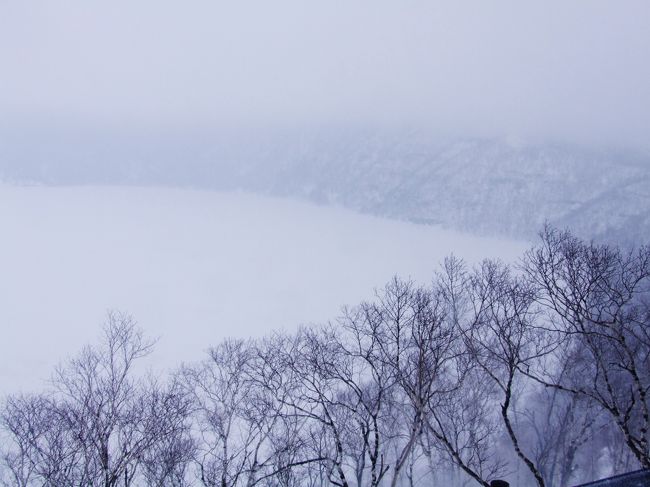 平成もあとわずか、これが最後の旅かどうか、できるかぎり動きたいと思います。平成31年3月14日~17日 ひがし北海道一周4日間、奥さんの誕生日祝いの旅です。 行程は、<br /><br />3月14日(木)新千歳空港~ノーザンホースパーク~日勝峠~十勝川温泉(泊)<br />3月15日(金)幸福駅~釧路湿原北斗展望台~釧路フィッシャーマンズワーフMOO~鶴居村~阿寒湖温泉(泊)<br />3月16日(土)摩周湖~アトサヌプリ~トウフツ湖~網走~天都山~温根湯温泉(泊)<br />3月17日(日)北の森ガーデン~砂川ハイウエイオアシス~えこりん村~新千歳空港~神戸空港<br /><br /> 表紙は、結氷した摩周湖