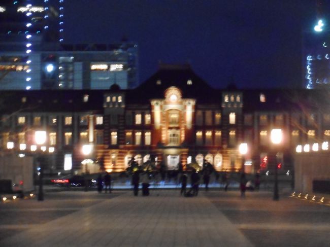 行幸通りを歩いて夜の東京駅丸の内口付近に行きました。