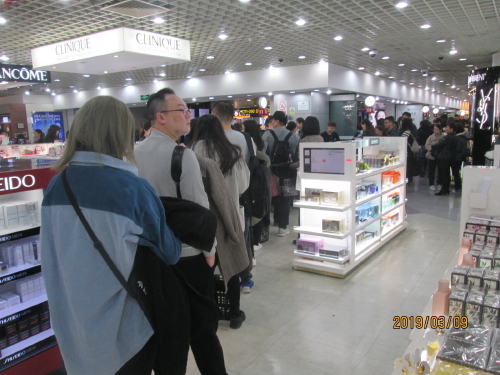 今日は浦東空港第２ターミナルで春秋航空にチェックイン、出国手続き、荷物検査が順調に進んで搭乗口前に着きました。時間的には１時間以上の余裕が出来ましたので、搭乗口前の免税店を覗いて見ました。最近観光客の増加で客が増えたのでリニューアルをいたしました。その成果がありレジに長蛇の列が出来ていました。買っている物は化粧品ばかり、籠一杯に買い込んでいます。ブランドショップには興味がありません。