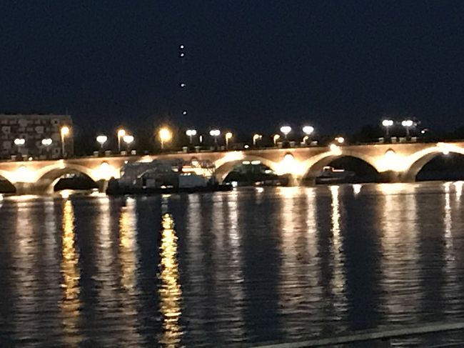 3日後にはTGVにてParisへ向かうので、Bordeauxの駅前に宿をとりましたが、トラムがとても便利でブルス広場や市内中心部へのアクセスも良好です。<br /><br />夏のヨーロッパは日が長いので一度ホテルへ戻り夕食後に夜景のプラス広場へ<br /><br />