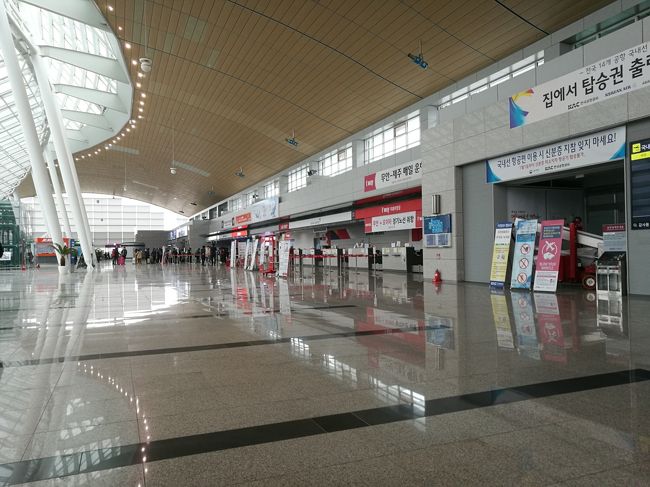 3/19に成田→仁川空港→ソウル→光州と来て、3/20は光州駅からUスクエアバスターミナルへ行き、9時半の市外バスで務安空港へ行きました。飛行機の出発時間まで約3時間、じっくりと務安空港を探索しました。